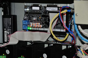 Плату расположил в металлическом корпусе от старого CD-шника<br />LPT порт подключил через дополнительный разъем для экономии места (5897 просмотров) <a class='original' href='./download/file.php?id=82089&mode=view' target=_blank>Загрузить оригинал (150.99 КБ)</a>