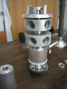 Ведомый вал. Видны две ступицы для винтов (7249 просмотров) <a class='original' href='./download/file.php?id=84791&mode=view' target=_blank>Загрузить оригинал (301.41 КБ)</a>