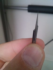 Резал вот такой V образной фрезой радиус кончика 0,05 мм. скорость подачи 2500 мм/с ускорение 300. Резал без черновой, сразу чистовую, на всю глубину. (2337 просмотров) <a class='original' href='https://cnc-club.ru/forum/download/file.php?id=87085&mode=view' target=_blank>Загрузить оригинал (2.53 МБ)</a>