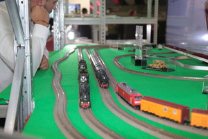 Наши развлекались с моделями железной дороги. (14494 просмотра) <a class='original' href='./download/file.php?id=89570&mode=view' target=_blank>Загрузить оригинал (5.71 МБ)</a>