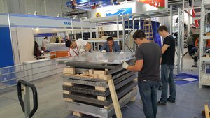 При &quot;сборке&quot; надо думать и о последующей разборке. Помогали Максимы, Евгений, Александр, Дениз, Дмитрий. Спасибо им и всему нашему коллективу за помощь в организации работы нашего стенда. (5549 просмотров) <a class='original' href='./download/file.php?id=90141&mode=view' target=_blank>Загрузить оригинал (4.05 МБ)</a>