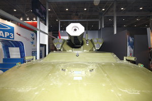 Напротив стенд с БМП-роботом (5549 просмотров) <a class='original' href='./download/file.php?id=90150&mode=view' target=_blank>Загрузить оригинал (8.6 МБ)</a>