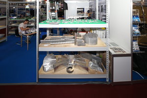 Уже началась разборка стенда, Евгений собирает вагончики (5538 просмотров) <a class='original' href='./download/file.php?id=90177&mode=view' target=_blank>Загрузить оригинал (8.54 МБ)</a>