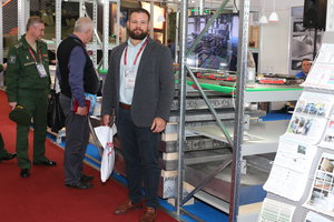 Гость из РУСАЛа, справа Сергей Шадымов выглядывает, сидит за пультом (5538 просмотров) <a class='original' href='./download/file.php?id=90183&mode=view' target=_blank>Загрузить оригинал (9.11 МБ)</a>