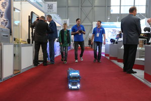 Иногда совершали поездки по выставке (5536 просмотров) <a class='original' href='./download/file.php?id=90192&mode=view' target=_blank>Загрузить оригинал (7.23 МБ)</a>