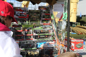 Ларьки с сувенирами и палатки с &quot;вернисажа&quot; тоже были (15022 просмотра) <a class='original' href='./download/file.php?id=90495&mode=view' target=_blank>Загрузить оригинал (9.76 МБ)</a>