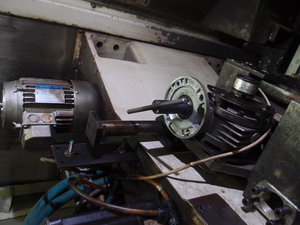 асинхроник с редуктором крутит (через зуб шкивы ) сложную эвольвентную передачу ,на вале редуктора энкодер с нулевой меткой. Похоже что один полный оборот редуктора достает патрон из шпинделя поворачивает захваты на 180 гр. и засовывает в магазин , следующий цикл повторят цикл но уже в другую сторону ( так зачем-то проточены эвольвентные пазы ) тут вроде все работает , имеются переходные фланцы на редуктор ( выженные на плазме ) ну допустим кто-то заменил узел мотор редуктор. (5830 просмотров) <a class='original' href='./download/file.php?id=90708&mode=view' target=_blank>Загрузить оригинал (3.99 МБ)</a>