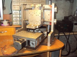 Ну и примерял все к основной части. Правда окончательно стол будет крепиться наоборот, двигателем назад: так станок будет покороче. Меньше торчащих частей. (11877 просмотров) <a class='original' href='./download/file.php?id=9082&mode=view' target=_blank>Загрузить оригинал (94.7 КБ)</a>