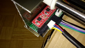 Это плата с драйверами на 2 шаговика(первые 2 фишки), за ними 3 провода, идущие к голове. С торца виден разъём от УСБ-шнура и разъём питания. (3167 просмотров) <a class='original' href='./download/file.php?id=91321&mode=view' target=_blank>Загрузить оригинал (2.25 МБ)</a>