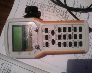 корпус покупной , клавиатура -резинки и кнопки на плате , TEENSY к плате клавиатуры подсоединен проводами (1508 просмотров) <a class='original' href='./download/file.php?id=9236&mode=view' target=_blank>Загрузить оригинал (205.69 КБ)</a>