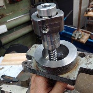 Вот такая втулка, дающая доступ к затяжке муфты, и прижимающая внешние обоймы подшипников с натягом 5 соток. (10418 просмотров) <a class='original' href='./download/file.php?id=92364&mode=view' target=_blank>Загрузить оригинал (1.43 МБ)</a>