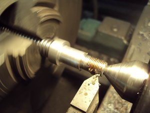 Нарезка резьбы на токарном станке вручную. По мне так самая нудная и противная операция. Бррр. (7772 просмотра) <a class='original' href='./download/file.php?id=9323&mode=view' target=_blank>Загрузить оригинал (51.48 КБ)</a>