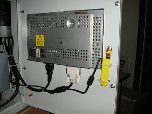 Монитор, врезанный в дверцу шкафа. Желтая штучка справа - контроллер сенсорного экрана (23280 просмотров) <a class='original' href='./download/file.php?id=9810&mode=view' target=_blank>Загрузить оригинал (642.39 КБ)</a>