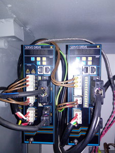 серводрайвера (красные проводочки - не подцепленный пока еще, но уже подключенный к ЧПУ светофор) (7109 просмотров) <a class='original' href='./download/file.php?id=98233&mode=view' target=_blank>Загрузить оригинал (5.22 МБ)</a>