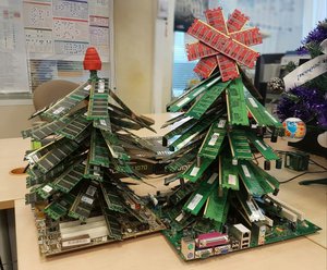 Ёлка из материнской платы и карт памяти (2325 просмотров) <a class='original' href='./download/file.php?id=98309&mode=view' target=_blank>Загрузить оригинал (176.29 КБ)</a>