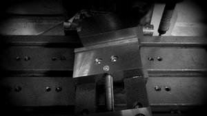 устанавливаем тиски и притягиваем болтами к подставке. тиски точно наклонены 15г влево (1923 просмотра) <a class='original' href='./download/file.php?id=9843&mode=view' target=_blank>Загрузить оригинал (136.69 КБ)</a>