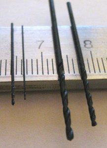 самые мелкие сверла Proxxon из комплекта: левое 0.5мм, за ним 0.3мм, остальные не мерял... (13105 просмотров) <a class='original' href='./download/file.php?id=9846&mode=view' target=_blank>Загрузить оригинал (980.77 КБ)</a>